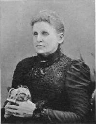 Sra.Carr (por primera vez una mujer hice de presentadora en una exposici&oacute;n canina).